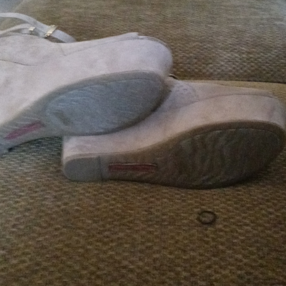 Shoes - Picture 4 of 4